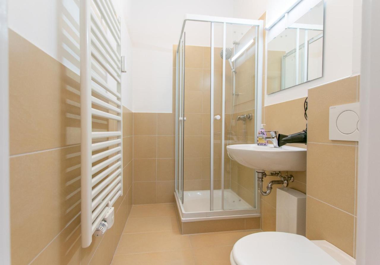 Apartment Raj Living - 1 Or 4 - 15 Min To Messe Dus - 10 Min Old Town Dus