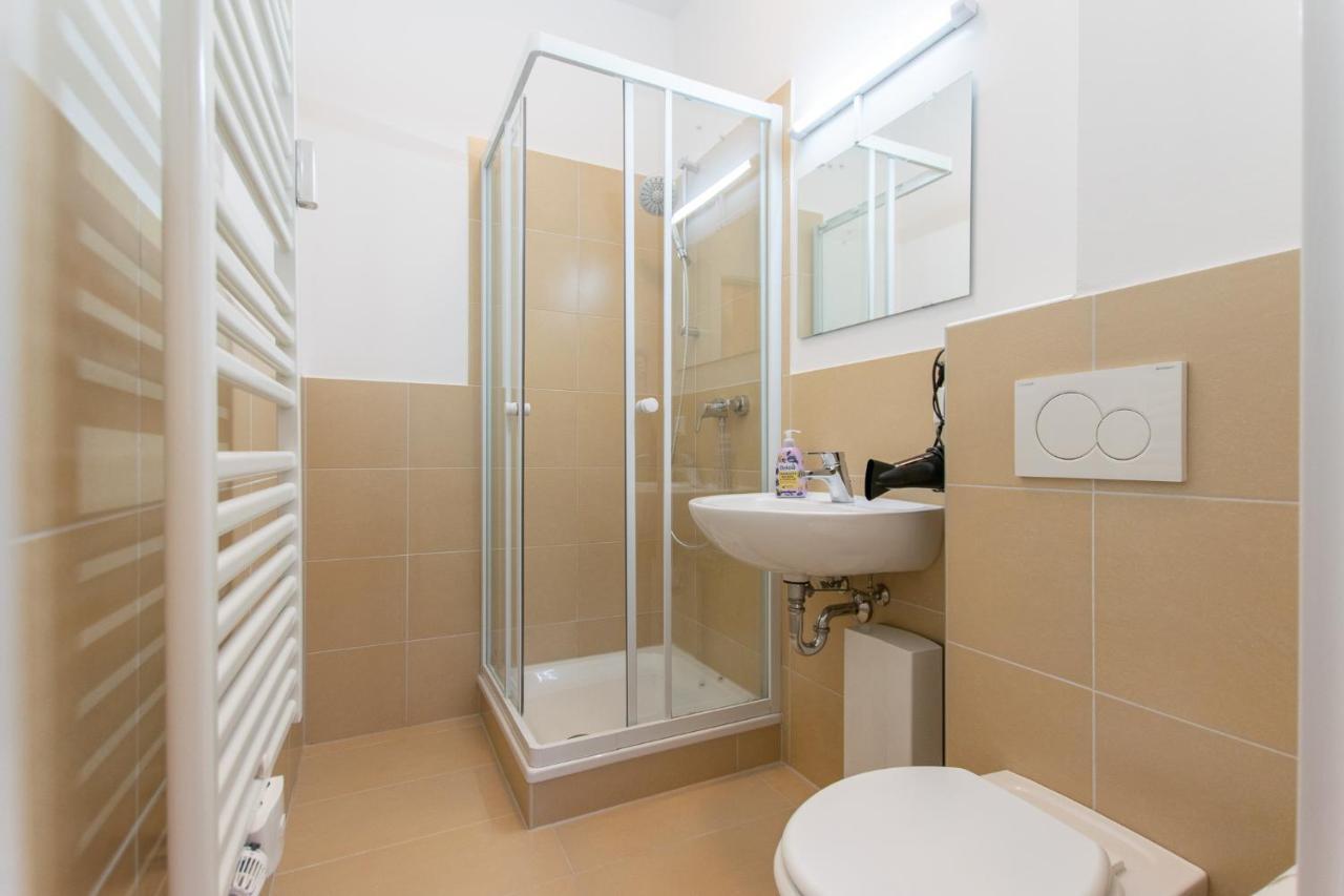 Raj Living - 1 Or 4 - 15 Min To Messe Dus - 10 Min Old Town Dus Apartment *